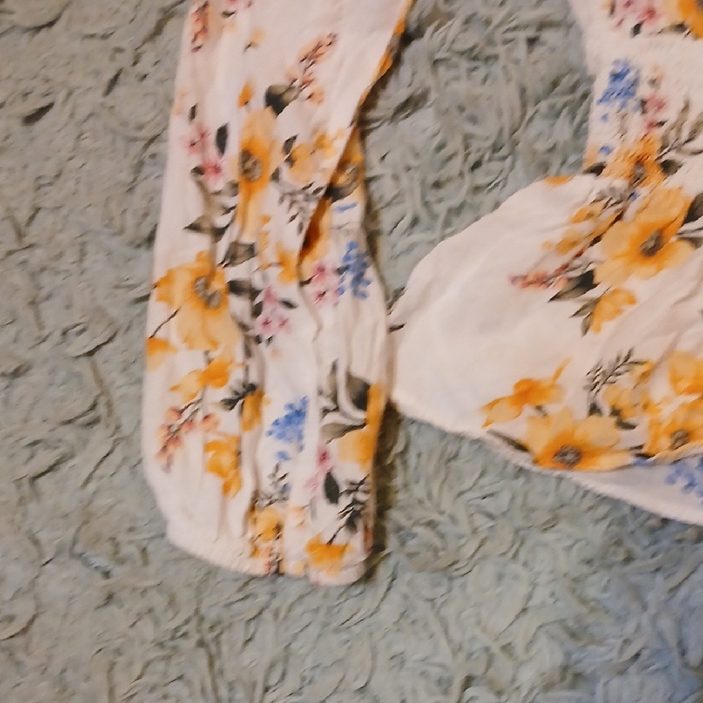 Chic Floral V-Neck Blouse with Long Sleeves - Picture 3 of 7